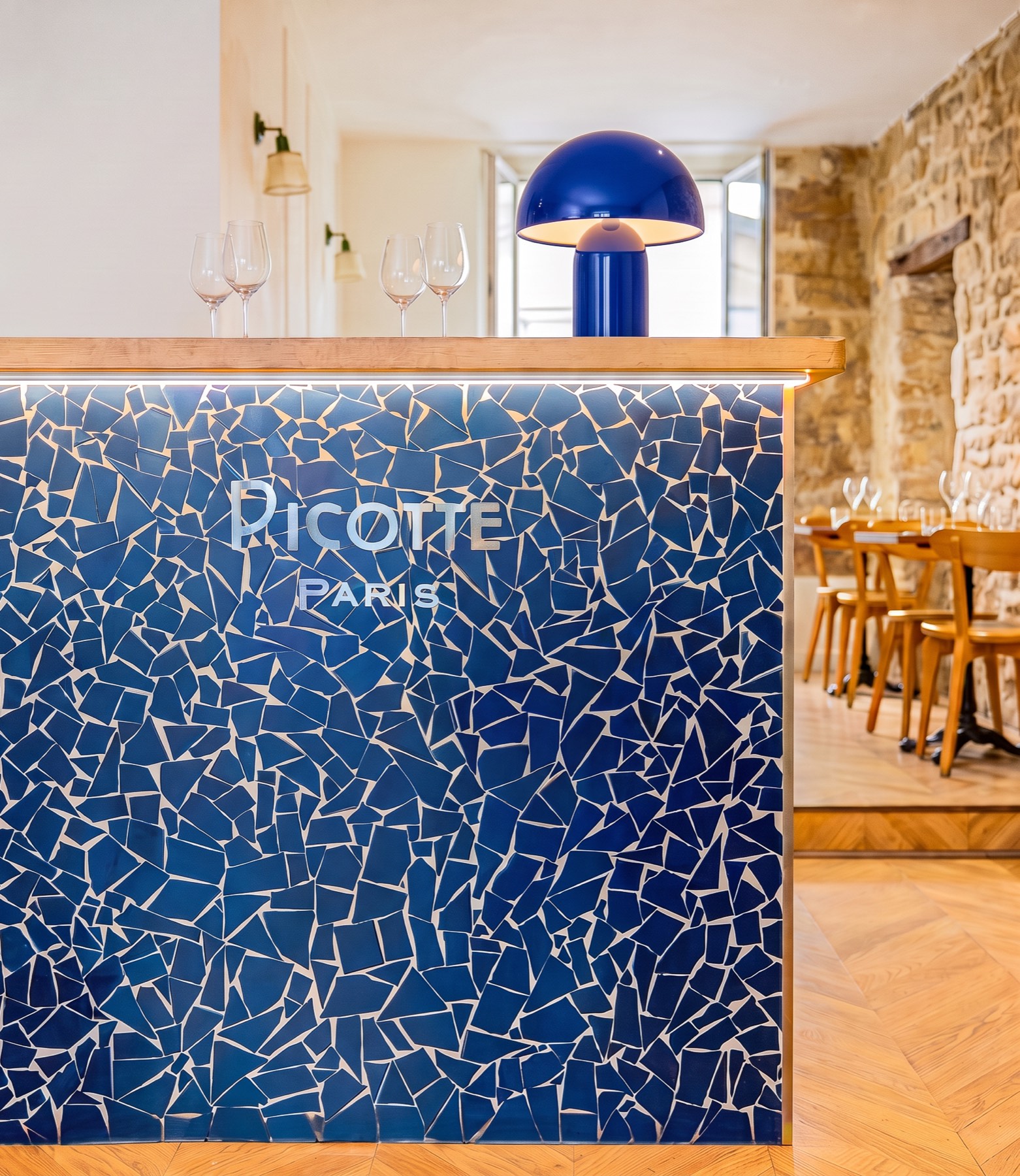 Picotte Paris — le bar en mosaïque de grès bleu